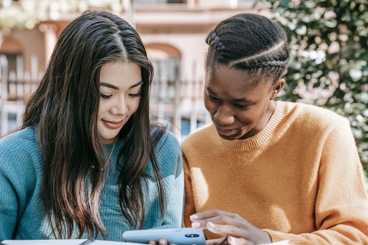 Des membres regardent une application sur leur téléphone